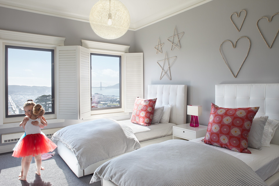 Imagen de dormitorio infantil de 4 a 10 años minimalista grande con paredes grises y moqueta