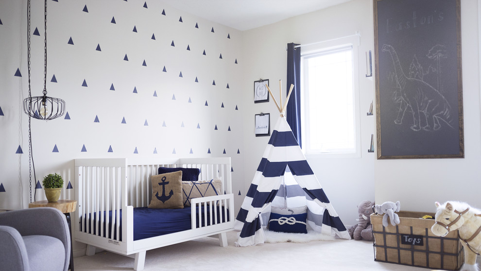 Diseño de dormitorio infantil de 1 a 3 años rural de tamaño medio con paredes blancas, moqueta y suelo blanco