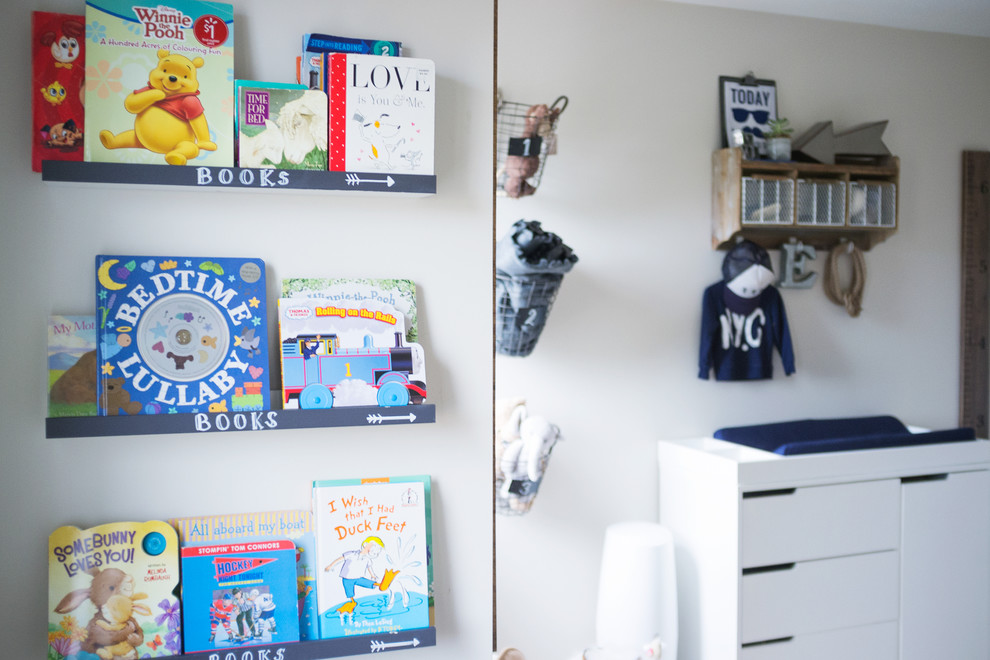 Idée de décoration pour une chambre d'enfant de 1 à 3 ans chalet de taille moyenne avec un mur blanc, moquette et un sol blanc.