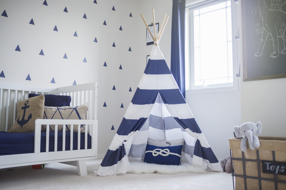 Réalisation d'une chambre d'enfant de 1 à 3 ans chalet de taille moyenne avec un mur blanc, moquette et un sol blanc.