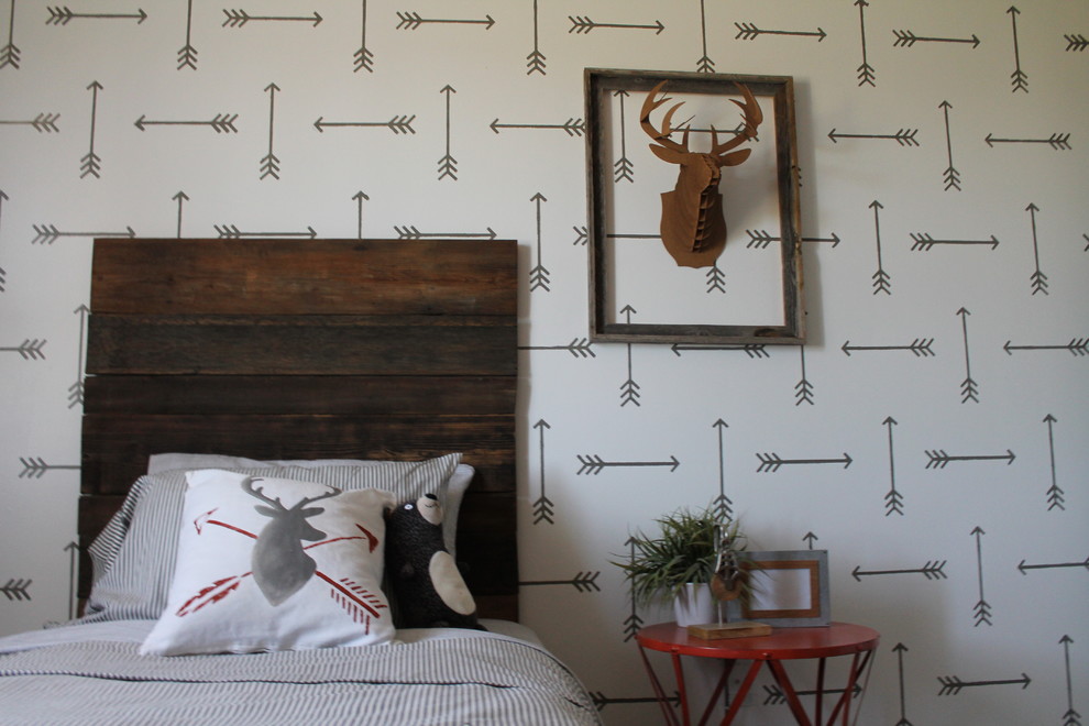 Inredning av ett rustikt mellanstort pojkrum kombinerat med sovrum, med grå väggar