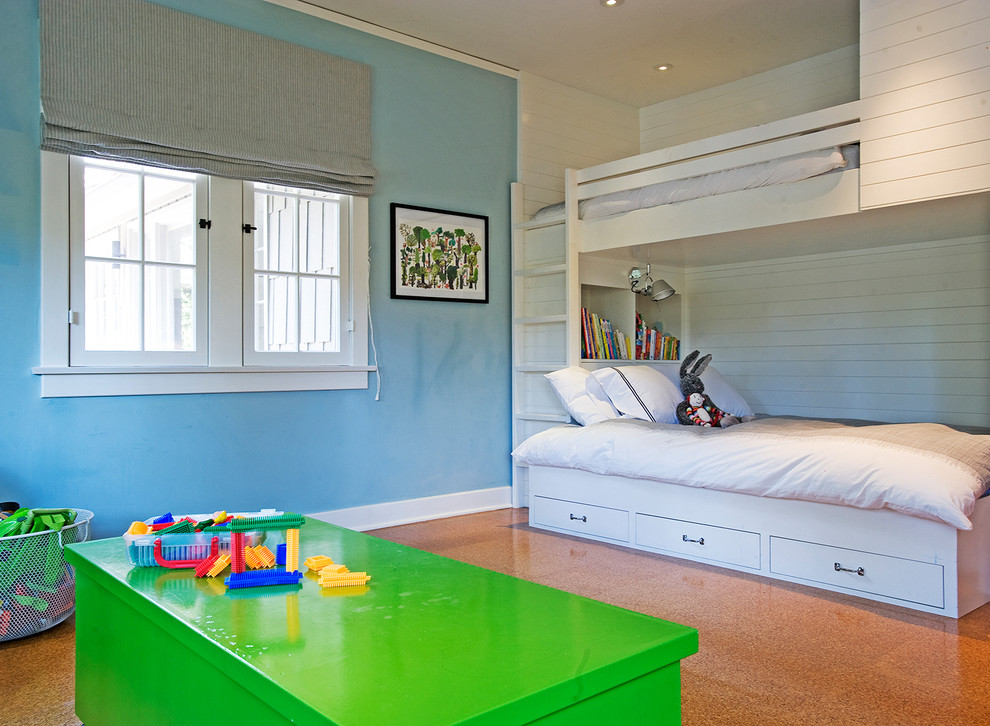 Klassisk inredning av ett stort pojkrum kombinerat med sovrum och för 4-10-åringar, med blå väggar, korkgolv och brunt golv