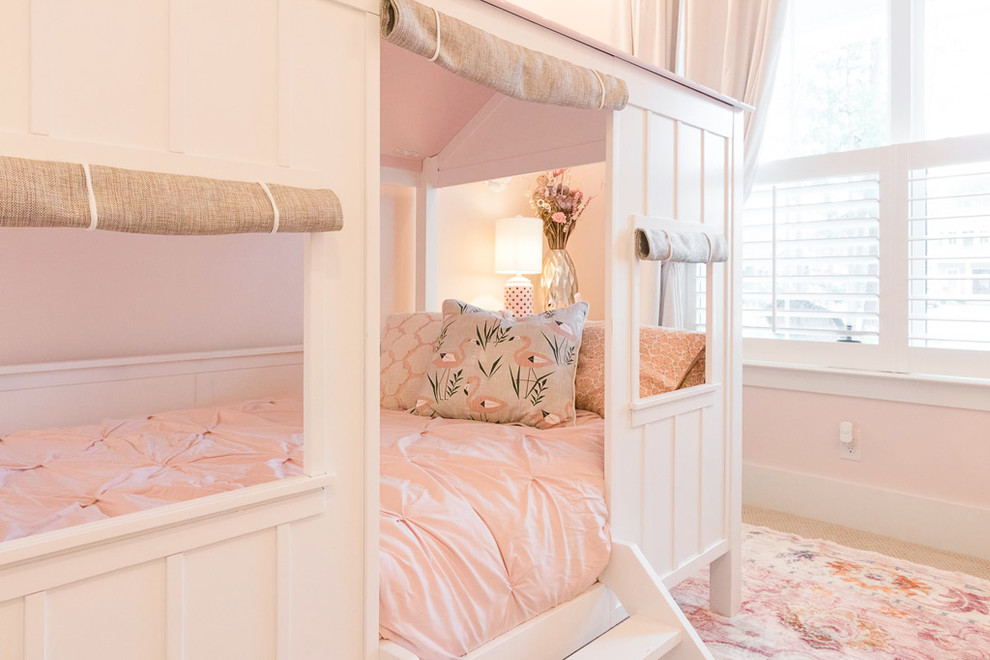 Idéer för att renovera ett mellanstort vintage flickrum kombinerat med sovrum och för 4-10-åringar, med rosa väggar, heltäckningsmatta och beiget golv