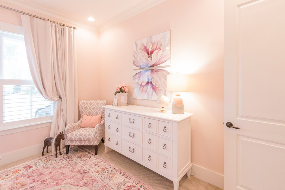 Foto di una cameretta per bambini da 4 a 10 anni classica di medie dimensioni con pareti rosa, moquette e pavimento beige