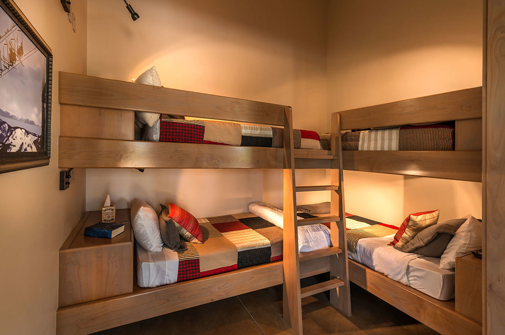 Пример оригинального дизайна: нейтральная детская среднего размера в стиле рустика с спальным местом и бежевыми стенами