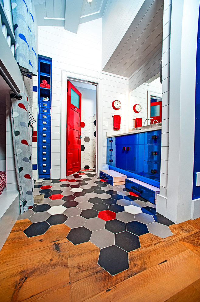 Esempio di una cameretta per bambini da 4 a 10 anni stile rurale di medie dimensioni con pareti bianche e pavimento rosso