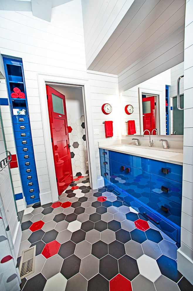 Foto di una cameretta per bambini da 4 a 10 anni rustica di medie dimensioni con pareti bianche e pavimento rosso