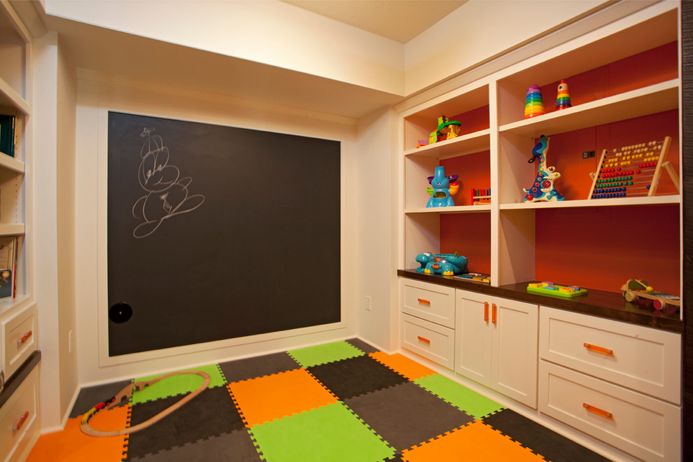 Esempio di una cameretta per bambini da 1 a 3 anni stile rurale di medie dimensioni con pareti multicolore