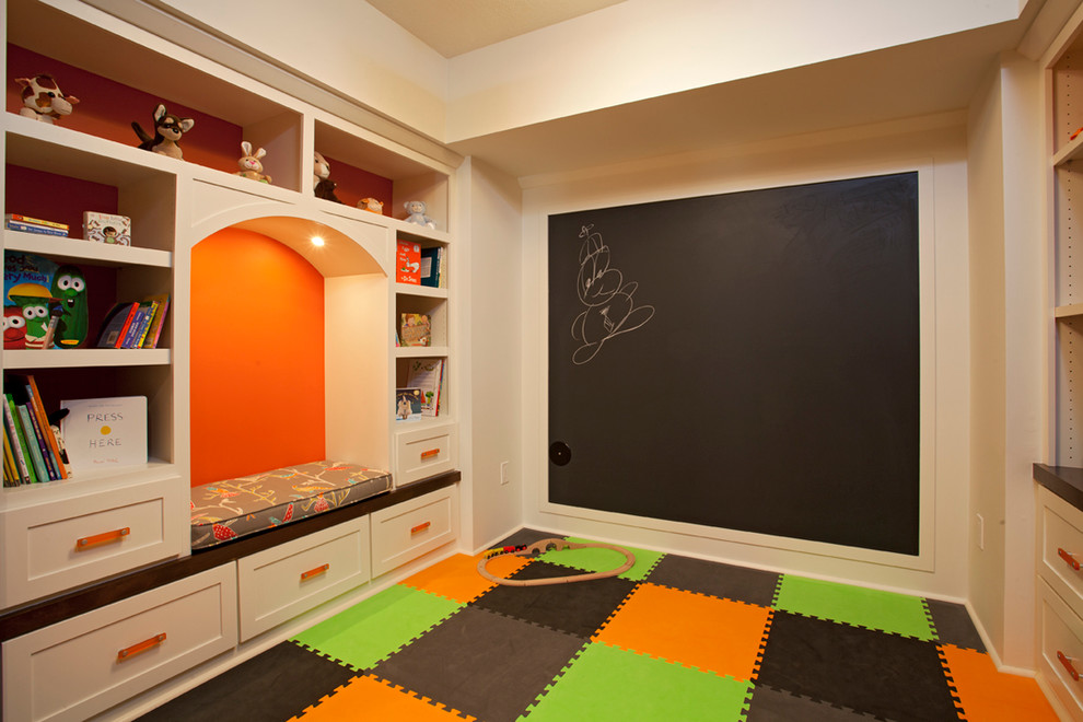 Modern inredning av ett mellanstort könsneutralt småbarnsrum kombinerat med lekrum, med beige väggar och flerfärgat golv
