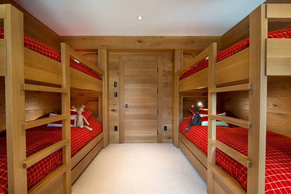 Idéer för ett rustikt barnrum kombinerat med sovrum, med heltäckningsmatta