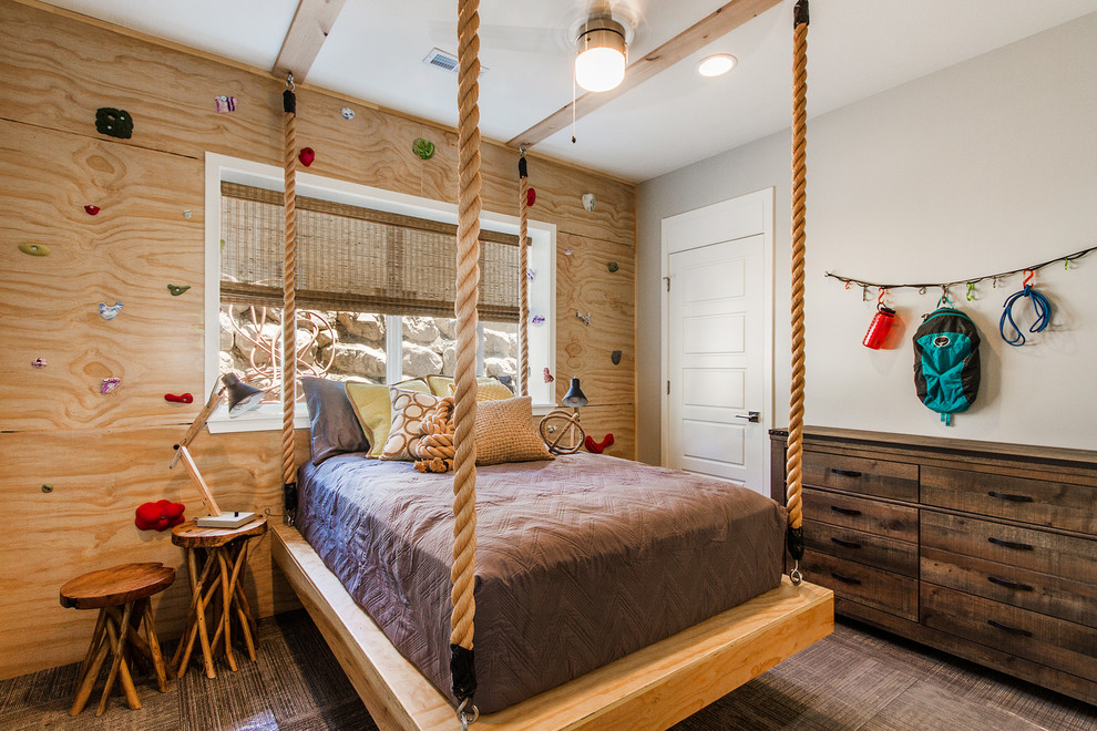 Exempel på ett rustikt barnrum kombinerat med sovrum, med grå väggar, heltäckningsmatta och brunt golv