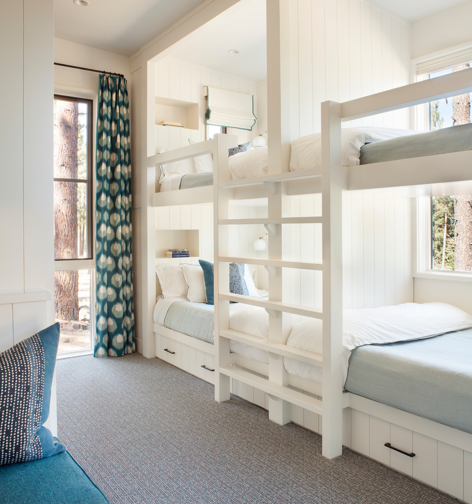 Imagen de dormitorio infantil de 4 a 10 años rural de tamaño medio con paredes blancas, moqueta y suelo gris