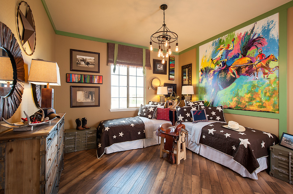 Modelo de dormitorio infantil rural con suelo marrón, suelo de madera en tonos medios y paredes beige