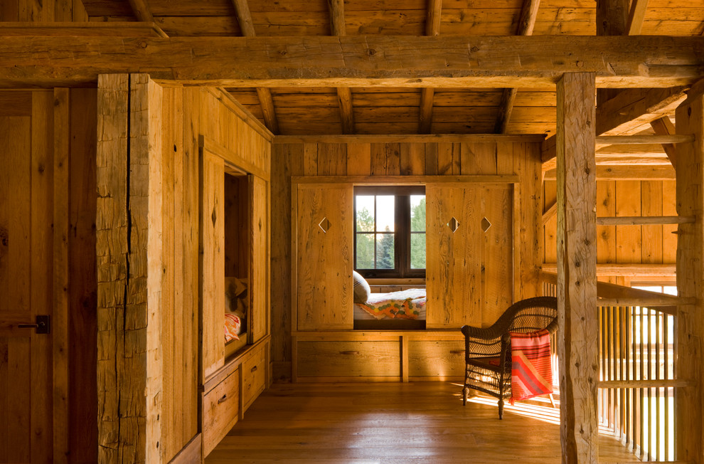 Uriges Mädchenzimmer mit Schlafplatz und braunem Holzboden in Sonstige