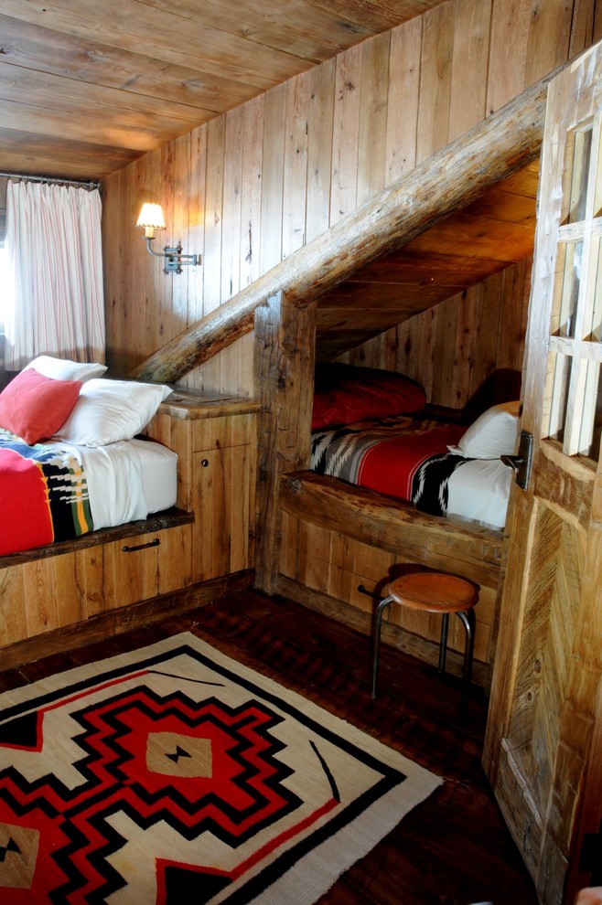 Inspiration för rustika könsneutrala barnrum kombinerat med sovrum, med mörkt trägolv