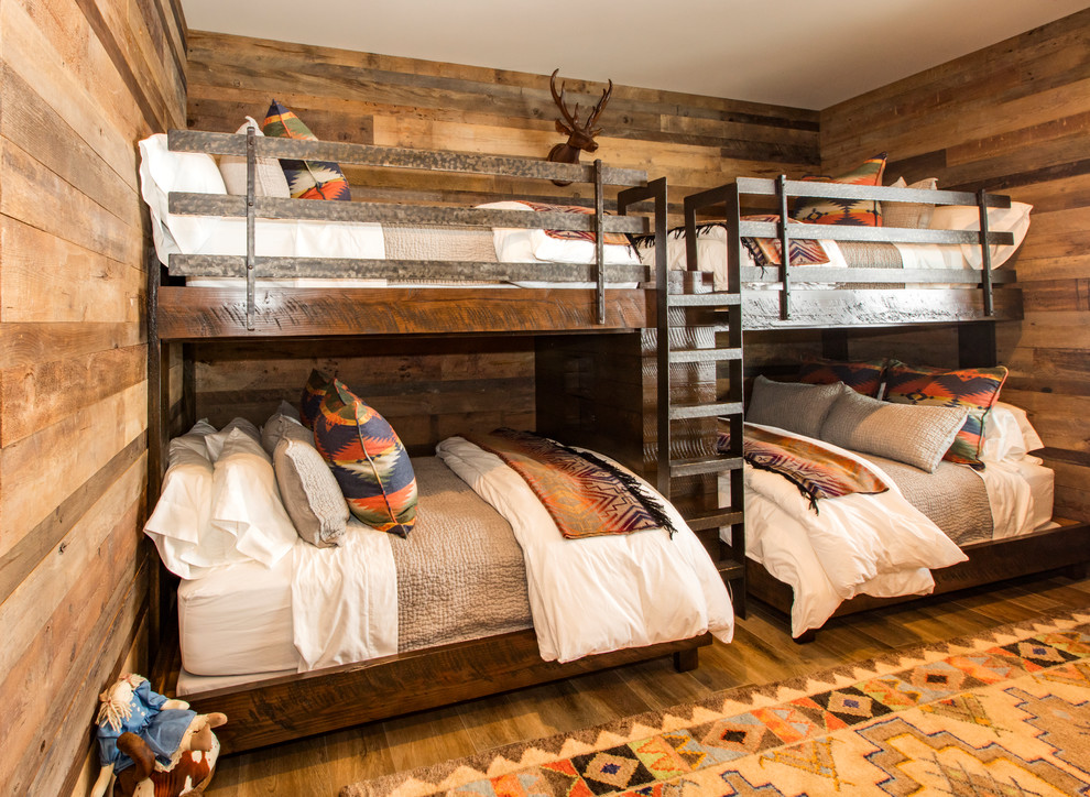 Modelo de dormitorio infantil rural con paredes marrones, suelo de madera oscura y suelo marrón