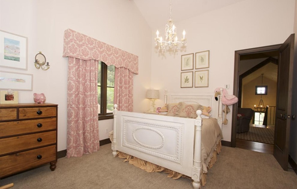 Idées déco pour une chambre d'enfant de 4 à 10 ans romantique avec un mur rose et moquette.