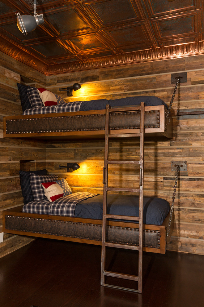 Idéer för ett rustikt könsneutralt barnrum kombinerat med sovrum, med mörkt trägolv