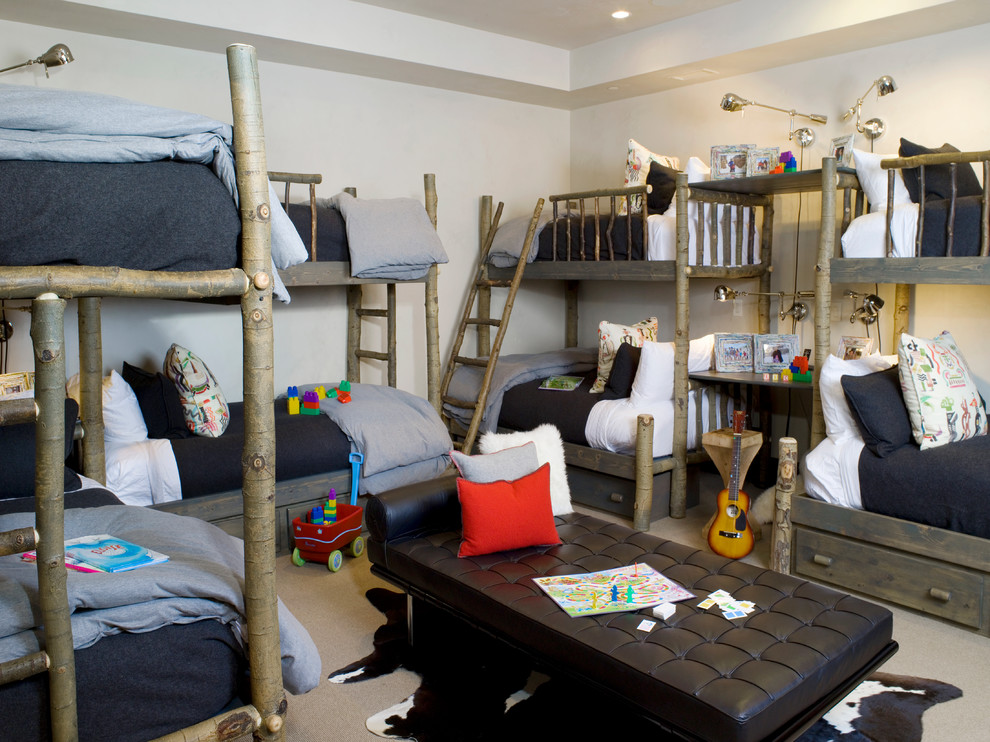 Modelo de dormitorio infantil de 4 a 10 años rústico grande con paredes blancas y moqueta