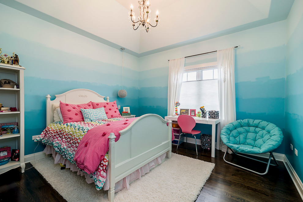 Modelo de dormitorio infantil de 4 a 10 años clásico renovado de tamaño medio con paredes azules y suelo de madera en tonos medios