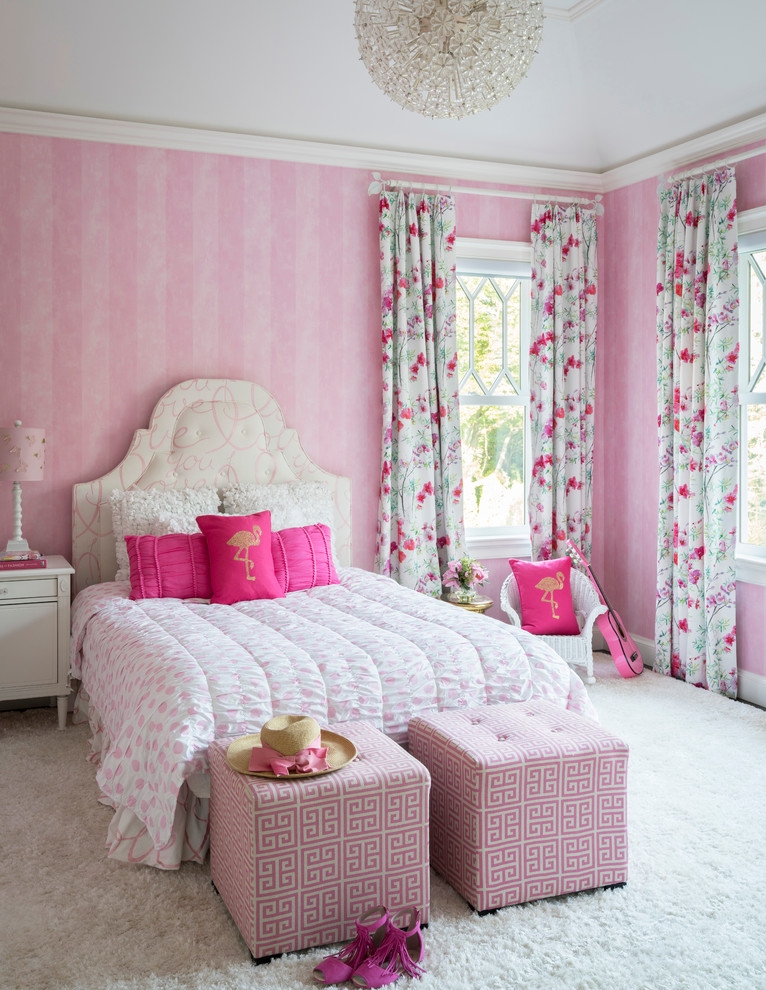 Inredning av ett klassiskt stort flickrum kombinerat med sovrum och för 4-10-åringar, med rosa väggar, heltäckningsmatta och vitt golv