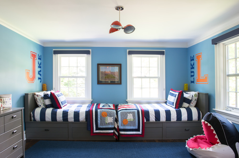 Idéer för att renovera ett stort vintage pojkrum kombinerat med sovrum och för 4-10-åringar, med blå väggar och mörkt trägolv
