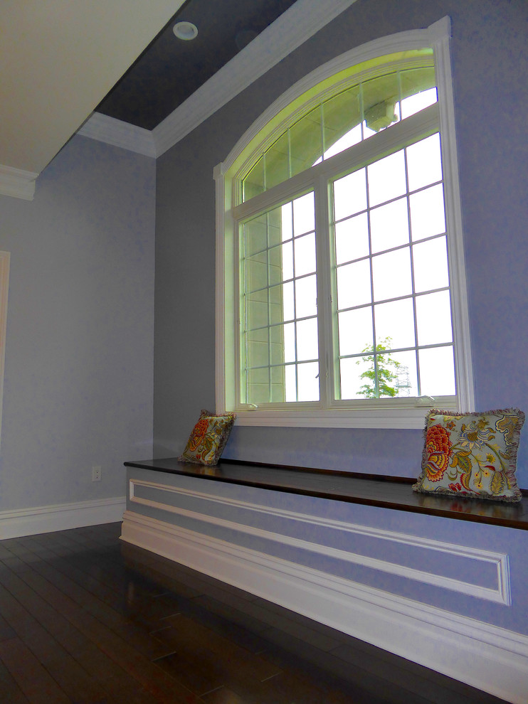 Inspiration pour une grande chambre neutre traditionnelle avec un bureau, un mur bleu et parquet foncé.