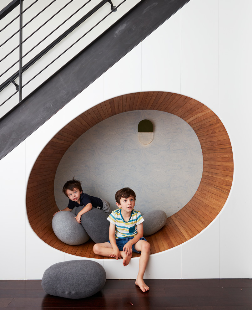Foto de habitación infantil unisex actual con paredes blancas, suelo de madera oscura y suelo marrón