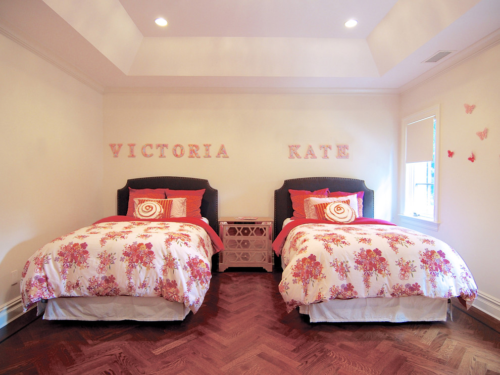 Inspiration för ett mellanstort vintage flickrum kombinerat med sovrum och för 4-10-åringar, med beige väggar, mellanmörkt trägolv och brunt golv