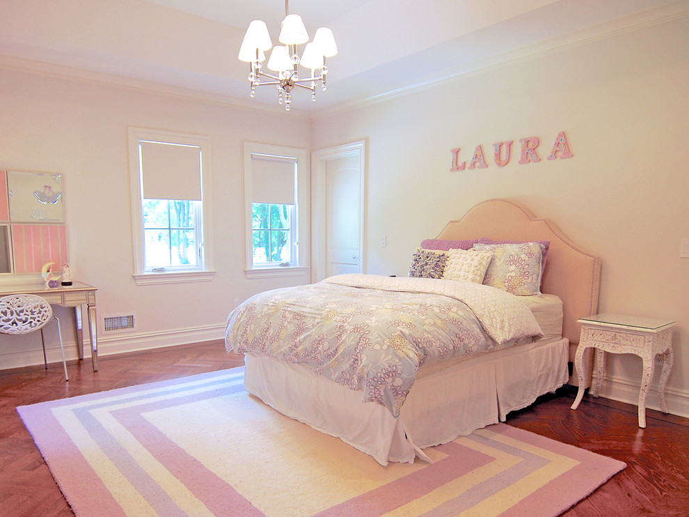 Inspiration pour une chambre d'enfant de 4 à 10 ans traditionnelle de taille moyenne avec un mur blanc, un sol en bois brun et un sol marron.