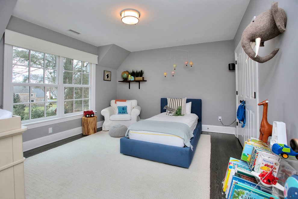 Imagen de dormitorio infantil de 4 a 10 años moderno de tamaño medio con paredes grises, suelo de madera oscura y suelo marrón