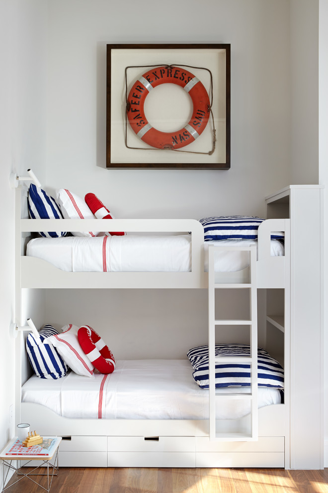 Пример оригинального дизайна: детская в морском стиле с спальным местом, белыми стенами и светлым паркетным полом для мальчика, двоих детей