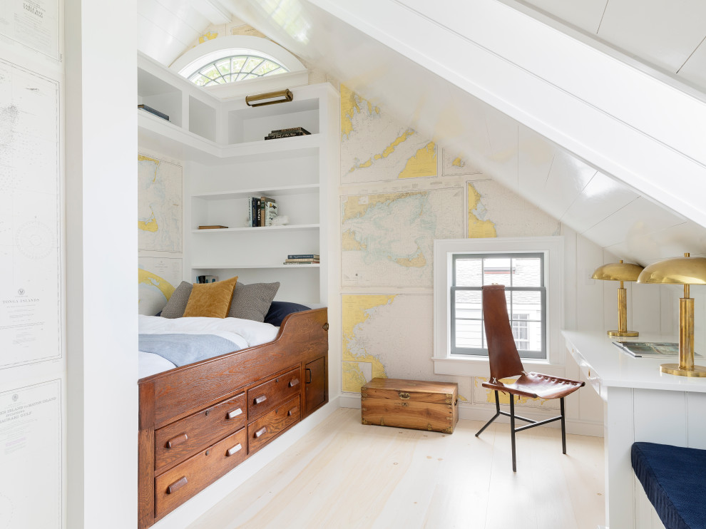 Neutrales Maritimes Kinderzimmer mit Schlafplatz, bunten Wänden, hellem Holzboden und beigem Boden in New York