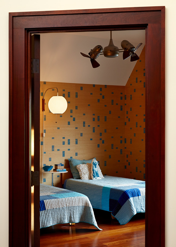 Idée de décoration pour une chambre d'enfant vintage de taille moyenne avec parquet foncé et un mur multicolore.