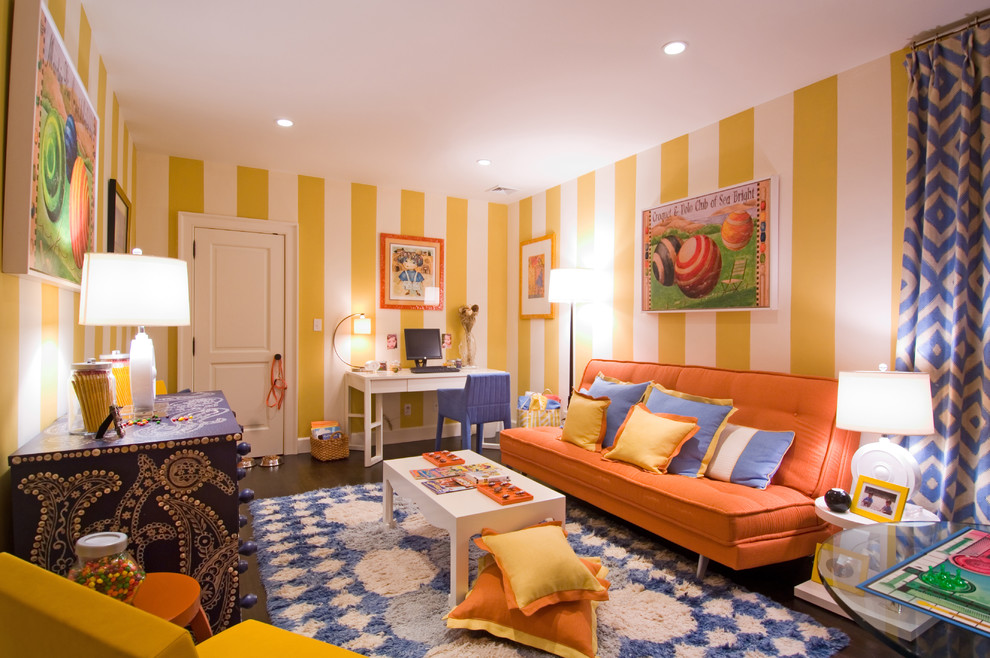 Idée de décoration pour une chambre d'enfant de 4 à 10 ans bohème de taille moyenne avec parquet foncé et un mur multicolore.
