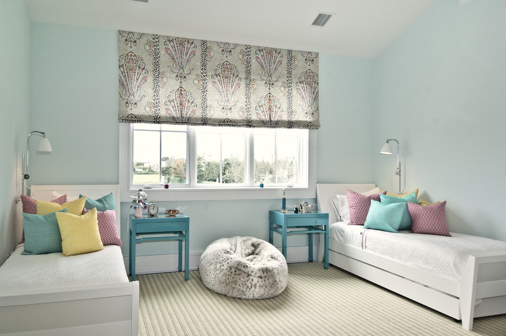 Idéer för ett klassiskt könsneutralt barnrum kombinerat med sovrum och för 4-10-åringar, med blå väggar och heltäckningsmatta