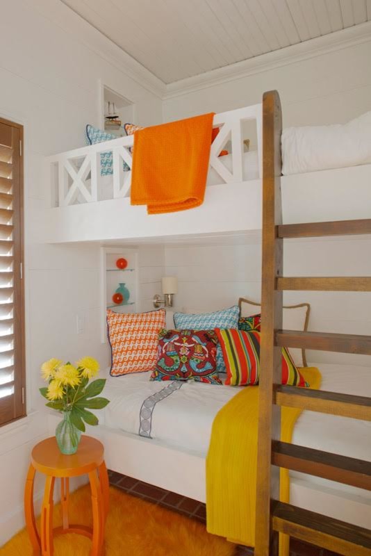 Идея дизайна: детская среднего размера в морском стиле с спальным местом, белыми стенами, кирпичным полом и коричневым полом для подростка