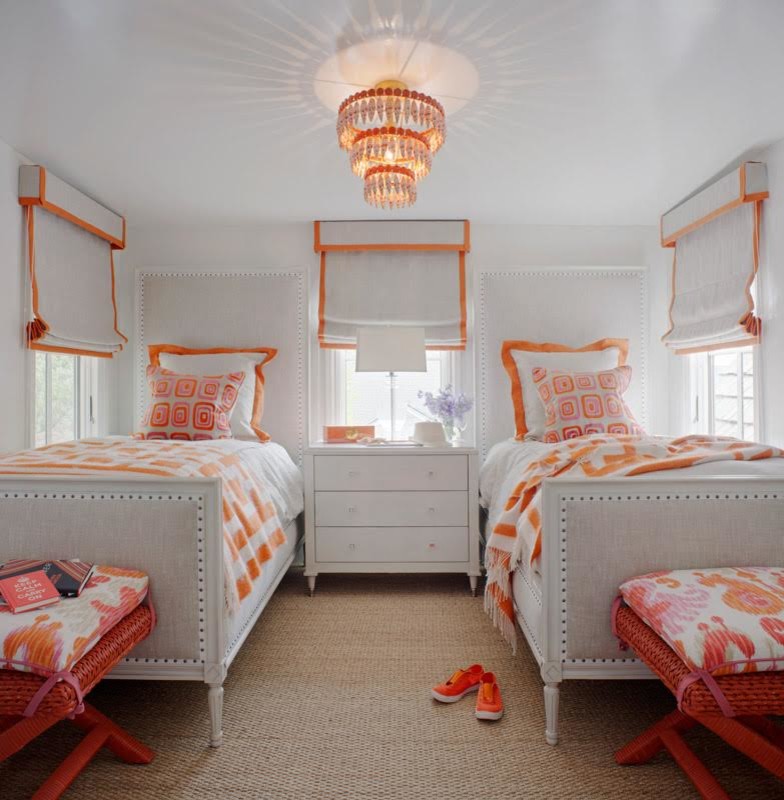 Источник вдохновения для домашнего уюта: детская среднего размера в морском стиле с белыми стенами, ковровым покрытием, бежевым полом и спальным местом для подростка