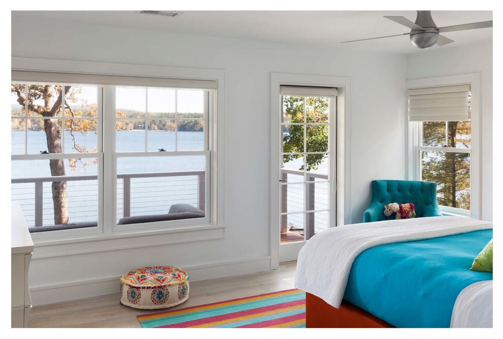 Mittelgroßes Maritimes Jungszimmer mit Schlafplatz, weißer Wandfarbe und hellem Holzboden in Bridgeport