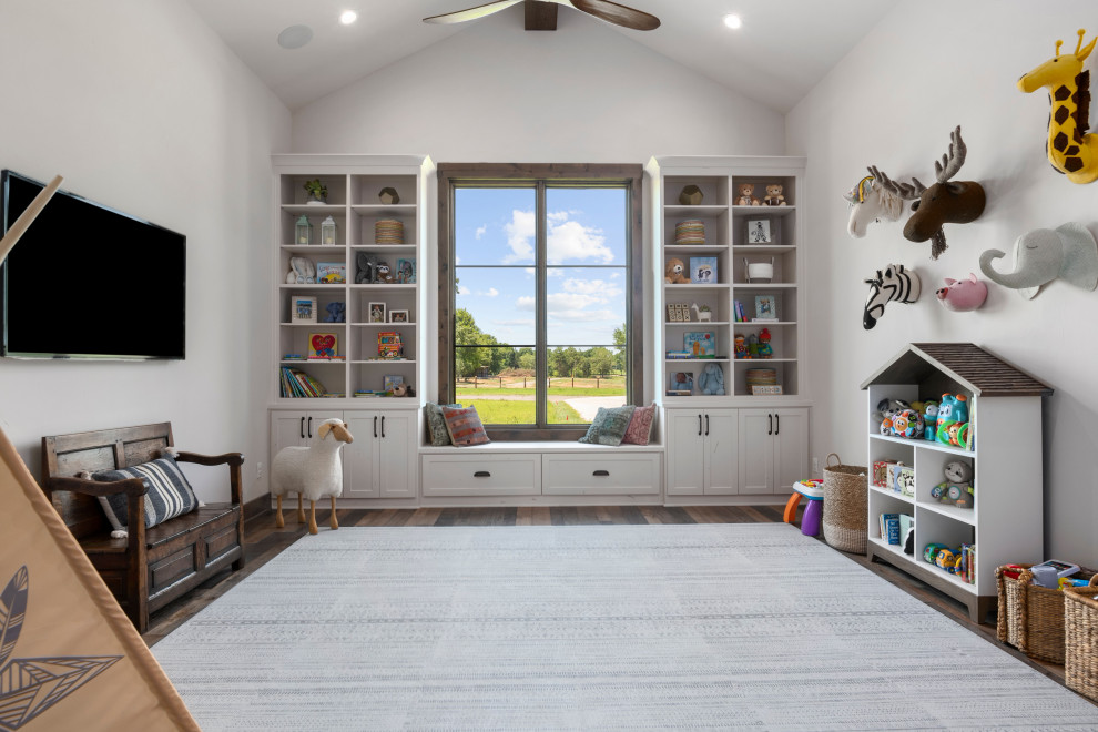 Neutrales Landhausstil Kinderzimmer mit Spielecke, weißer Wandfarbe, dunklem Holzboden, braunem Boden und gewölbter Decke in Austin