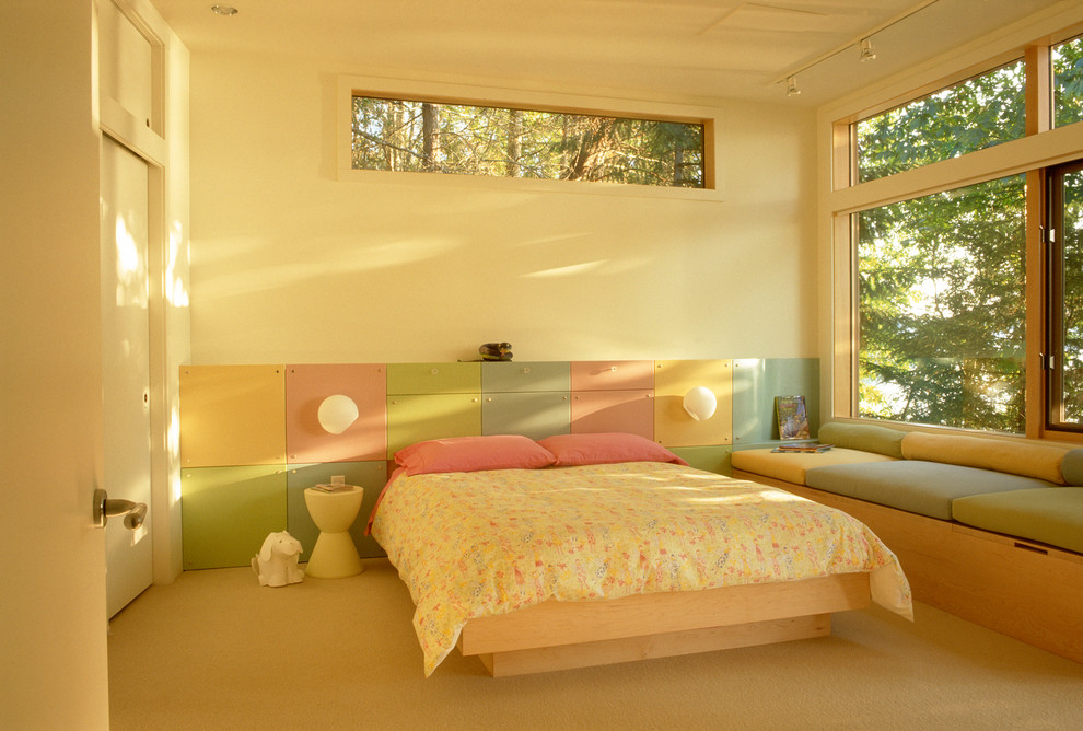 Rustic children’s room for girls in Vancouver with carpet.