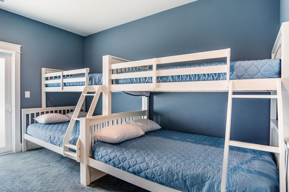 Пример оригинального дизайна: нейтральная детская среднего размера в стиле неоклассика (современная классика) с спальным местом, синими стенами, ковровым покрытием и серым полом для ребенка от 4 до 10 лет, двоих детей