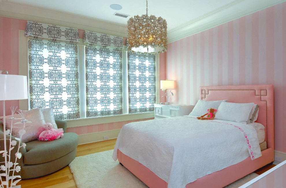 Aménagement d'une chambre d'enfant de 4 à 10 ans contemporaine avec un mur rose et parquet clair.