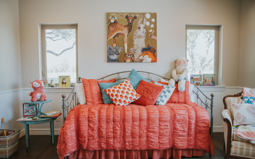Landhaus Mädchenzimmer mit Schlafplatz, beiger Wandfarbe und dunklem Holzboden in Austin