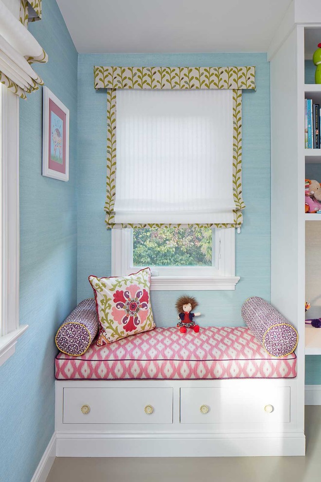 Foto di una cameretta per bambini da 4 a 10 anni chic di medie dimensioni con pareti blu e pavimento in legno verniciato
