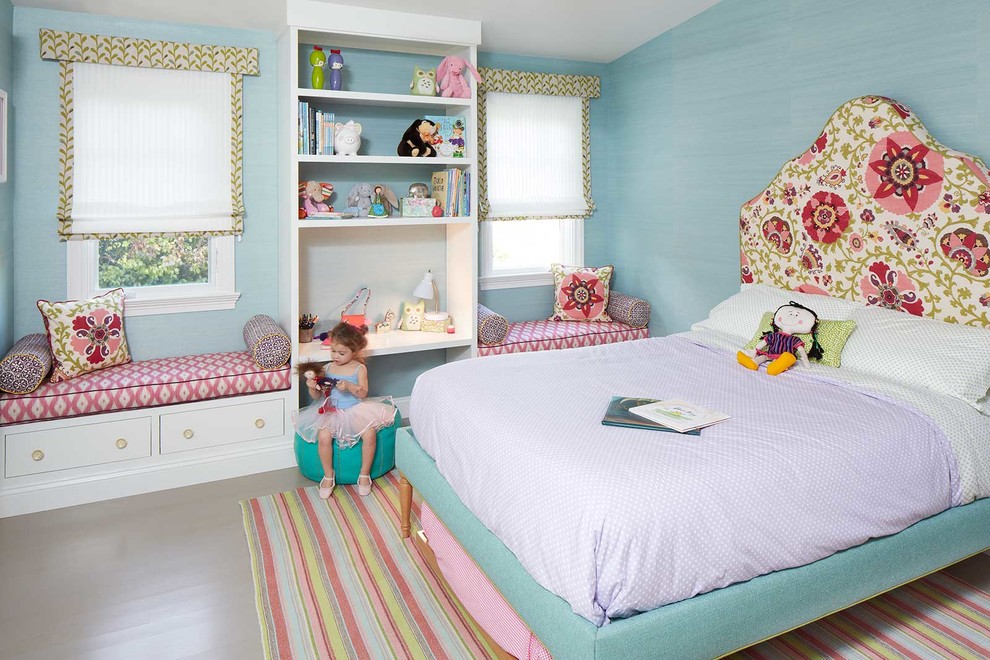 На фото: детская среднего размера в классическом стиле с спальным местом, синими стенами и деревянным полом для ребенка от 4 до 10 лет, девочки
