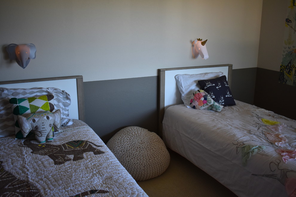 Idéer för ett litet nordiskt barnrum kombinerat med sovrum