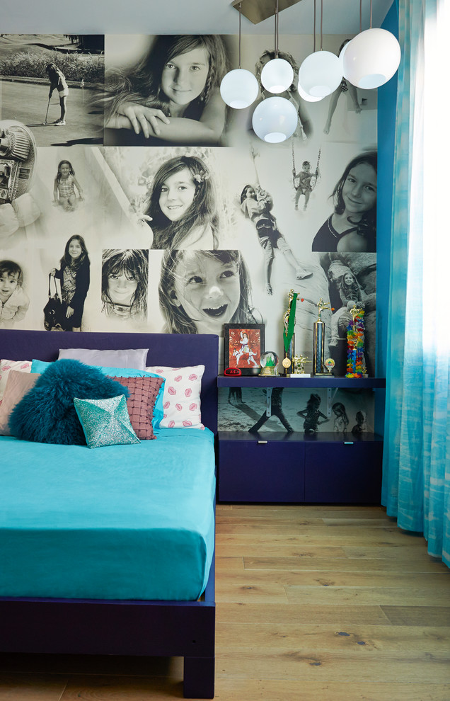 Mittelgroßes Modernes Kinderzimmer mit blauer Wandfarbe, Schlafplatz, braunem Holzboden und beigem Boden in Orange County