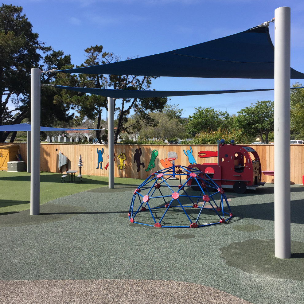 Großes, Neutrales Modernes Kinderzimmer mit grünem Boden in San Diego