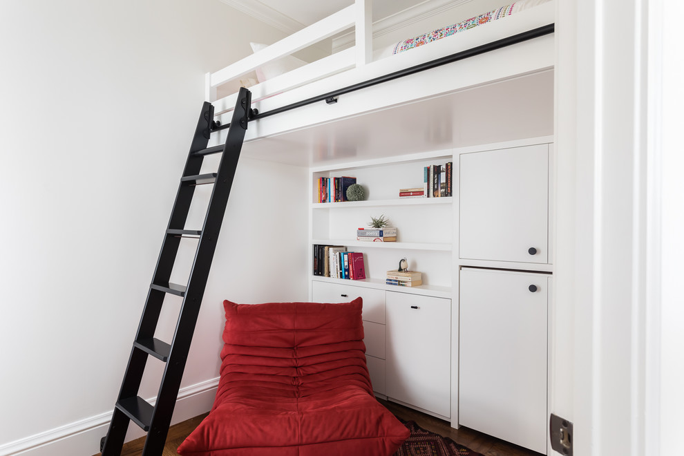 Modelo de dormitorio infantil minimalista con paredes blancas, suelo de madera en tonos medios y suelo marrón